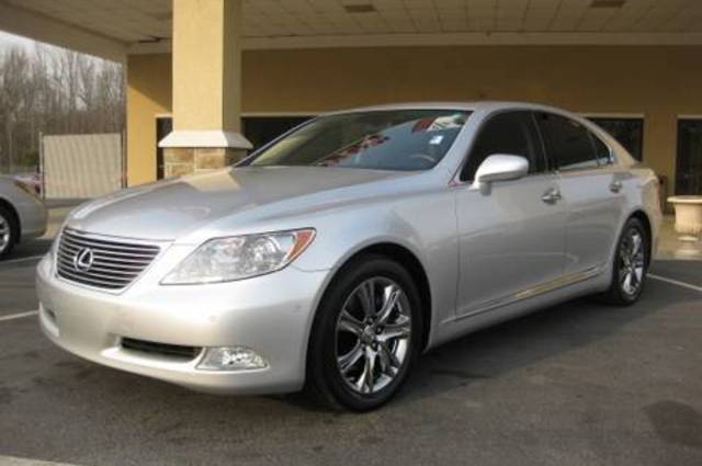 لكزس LS 460 L الفاخرة طرحت بسعر مليون و600 ألف في مصر من 10 سنوات