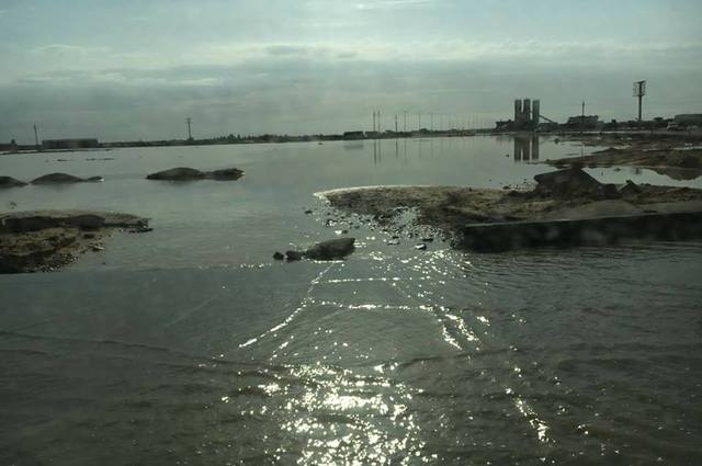 بالصور : ازالة تجمعات للمياه على الأوتوستراد وتحذيرات من السفر على طريق السخنة