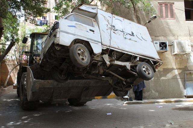 حملات مكثفة لرفع السيارات القديمة والاشغالات التي تعوق حركة المرور بالقاهرة