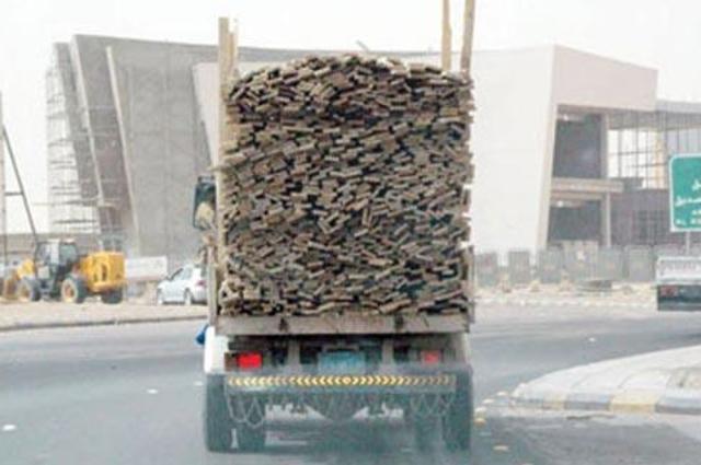 قانون المرور الجديد . . هل يحل مشكلة سقوط حمولات سيارات النقل؟ 