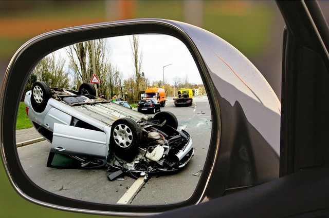 زحام شديد بعد انقلاب سيارة ملاكي فوق المحور