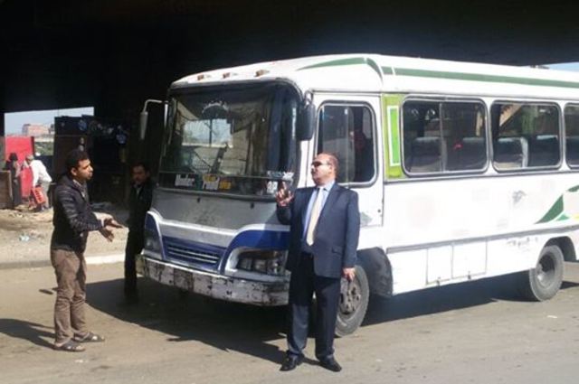 بالصور: رفع سيارات متهالكة ومتابعة التزام السائقين بمواقف السيرفيس في القاهرة