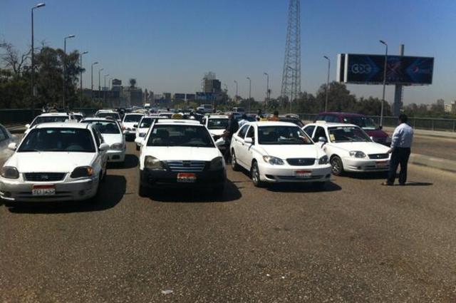 ملاك التاكسي الأبيض يهاجمون مشروع قانون أوبر وكريم