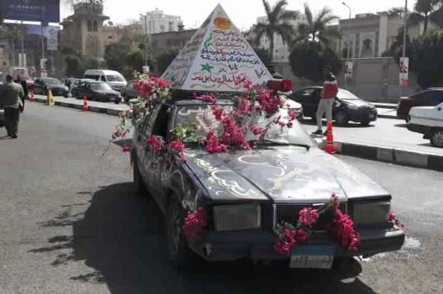 فولفو مزينة بالورود ومجسم هرم بمناسبة الانتخابات