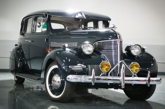 200 سيارة كلاسيكية تتجمع في لقاء سنوي في القرية الذكية