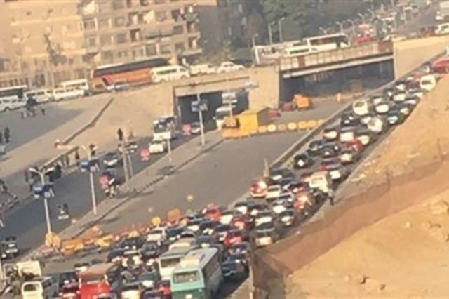 زحام في المعادي وكوبري أكتوبر بسبب حمولة ساقطة وأعطال 