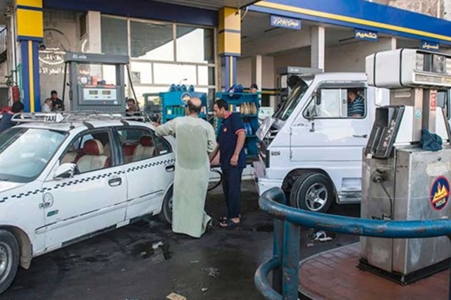 الحكومة تنفي شائعات اختفاء بنزين 80 و92 من المحطات 