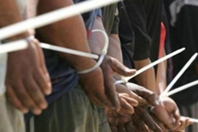 طالبوه باحضار 20 ألف جنيه لاعادة سيارته فكانت هديته لهم الشرطة