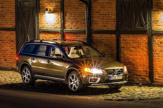 فولفو XC70 سيارة مميزة تجمع بين مزايا الاستيشن والـ SUV
