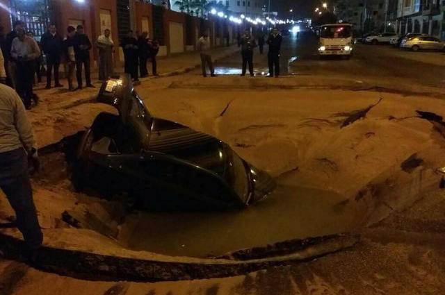 هبوط ارضي في التجمع الخامس يبتلع سيارة كاملة داخله