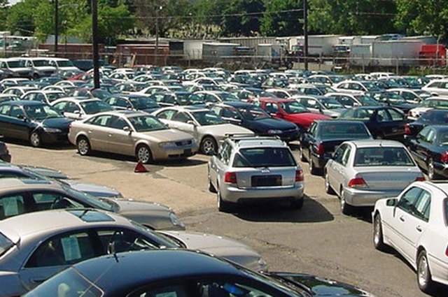 خبراء يؤكدون أن مبيعات السيارات لن تنتعش حالياً بسبب خفض فوائد البنوك