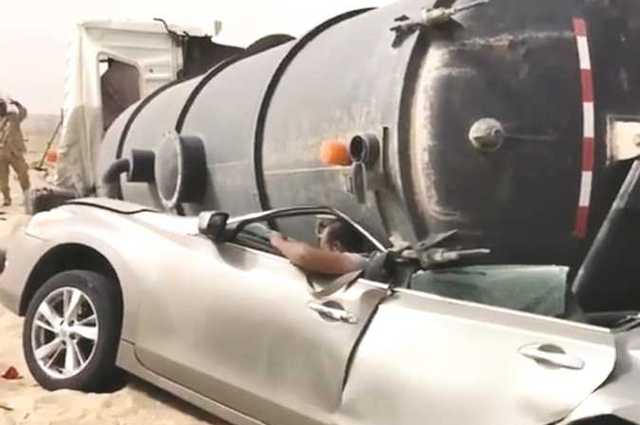 مصري ينجو من السحق في سيارته بسبب صهريج مياه بالكويت
