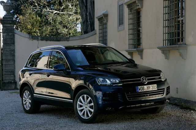 فولكس فاجن طوارق موديل 2011 . . جمعت مزايا السيدان والـ SUV