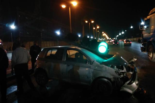 ليتجاوز اشارة المرور قبل غلقها . . شاب يصدم سيارة وينجو من عمود قاتل