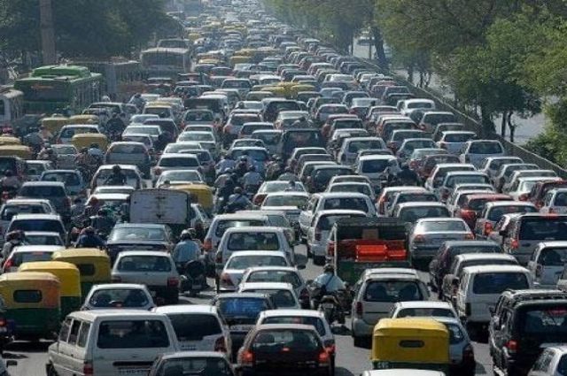 هتلاقي : سيارات نقل بضائع متوقفة تسبب زحام كبير في حدائق القبة