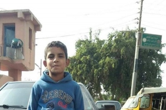 انشغل بلعب الكرة . . فسرق طفل صغير سيارته !!