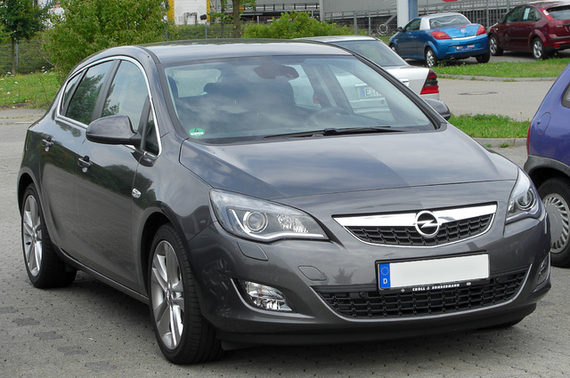 أوبل أسترا هاتشباك موديل 2009 . . سيارة غامضة ولكن يكفي اسمها !!