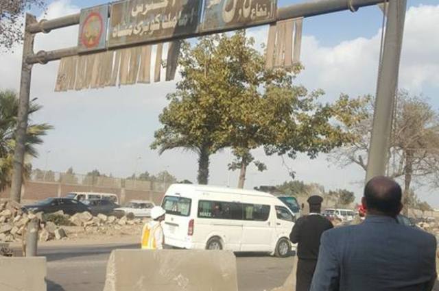 رفع لوحة مرور تهدد سيارات طريق مصر الاسماعيلية ومسار للدراجات