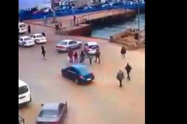 فيديو : رجل يسقط بسيارته في مجرى قناة السويس ببورسعيد 