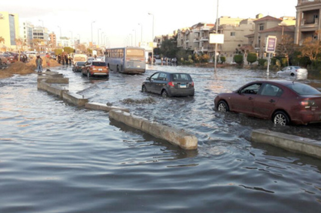 هتلاقي: زحام في حدائق القبة بسبب كسر ماسورة مياه وكسر آخر في أحمد حلمي