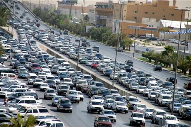خبراء يحللون مشكلة الزحام والحوادث في مصر