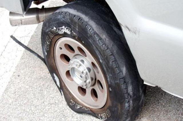 كيف تنقذ سيارتك من كارثة في حال انفجار اطار السيارة؟