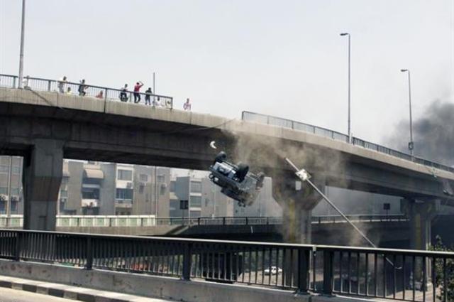 زحام مروري بشبرا بسبب كسر ماسورة ماء وسقوط سيارة من كوبري أكتوبر