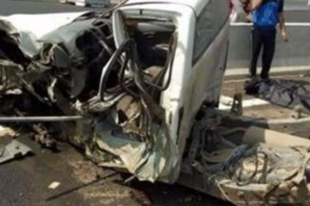 انقلاب سيارة محملة بالزيت على الدائري وتعجب من سرقة الجراكن