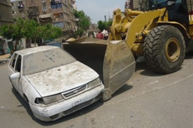 ازالة 12 سيارة ودراجة نارية من شوارع الجيزة خوفاً من التخريب