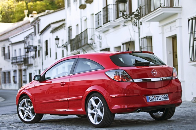 أوبل أسترا GTC موديل 2007 قدمت بمحرك 1600 سي سي وقوة 105 حصان