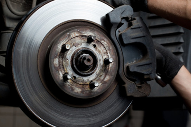 كيف تعرفون وجود عيوب في فرامل سياراتكم؟