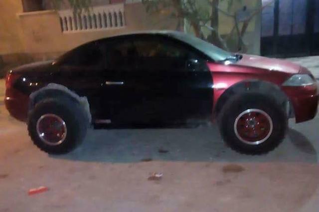 رينو معدلة بعجلات ضخمة في مصر تثير الجدل 