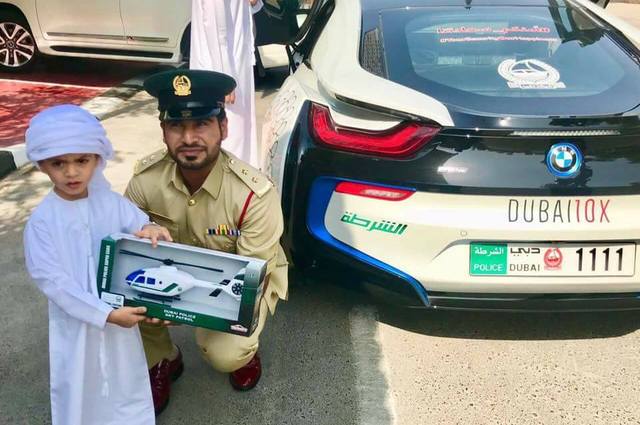 شرطة دبي تزور أطفال في منزلهم بسيارة فارهة لتحول خوفهم من الشرطة لسعادة