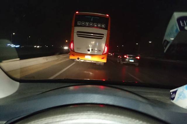 أتوبيس ينطلق بجنون بسرعة 140 كم ويهاجم سيارة صورته