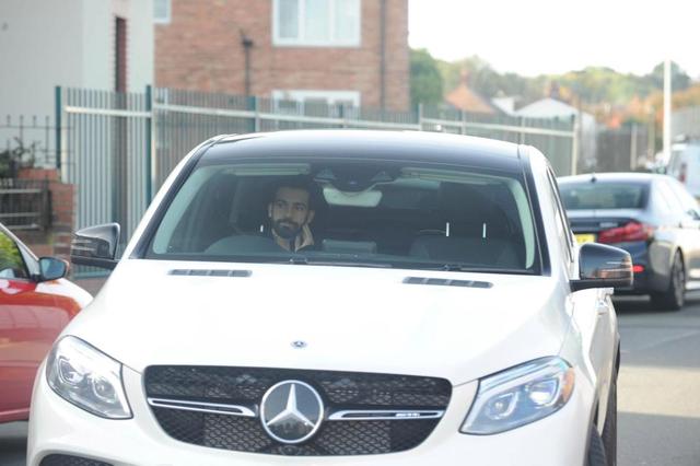 محمد صلاح يقود مرسيدس في طريقه لتدريبات ليفربول
