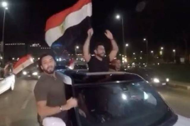 تامر حسني يحتفل من فتحة سقف سيارته بتأهل مصر لكأس العالم