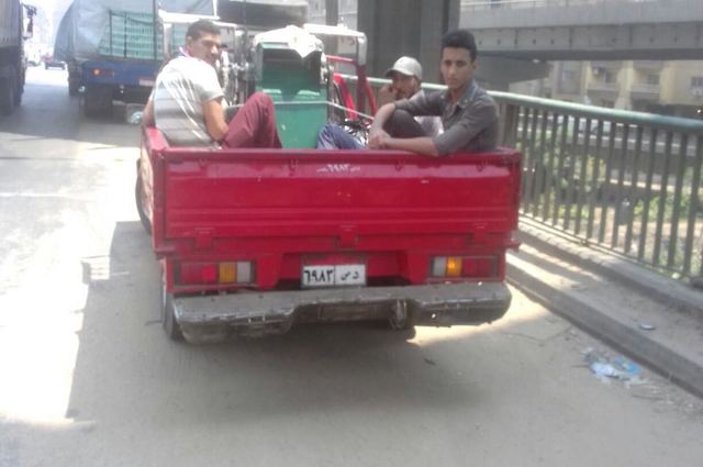 حملات على الطرق السريعة لرصد سيارات النقل التي تحمل ركاب بالخلف