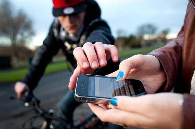 انتشار ظاهر سرقة الموبايلات من سائقي السيارات على الدائري