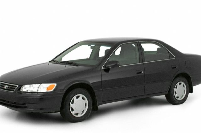 تويوتا كامري وشيفروليه أبيكا ومرسيدس في مزاد جمرك سفاجا