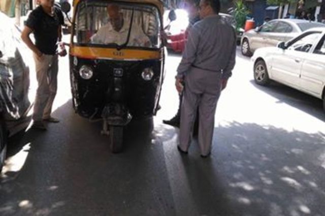 تطهير شارع 26 يوليو من الاشغالات التي تعوق المرور وضبط تكاتك في شارع شبرا