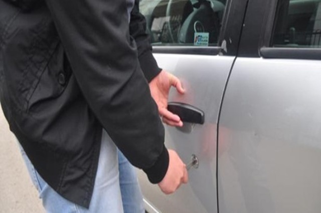 ضبط عصابة لسرقة السيارات داخل سيارة مسروقة 