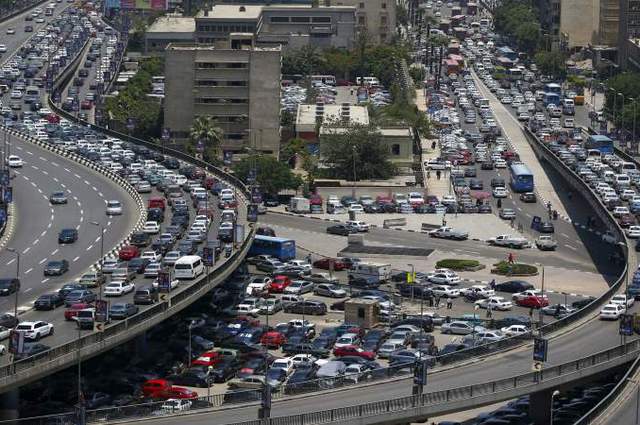 توجيه السيارات لشارع مصر والسودان بسبب زحام كوبري الفنجري 