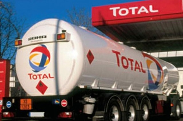 زيادة ضخ الوقود للمحطات بالطرق السريعة وتوفير سيارات وقود خلال فترة العيد