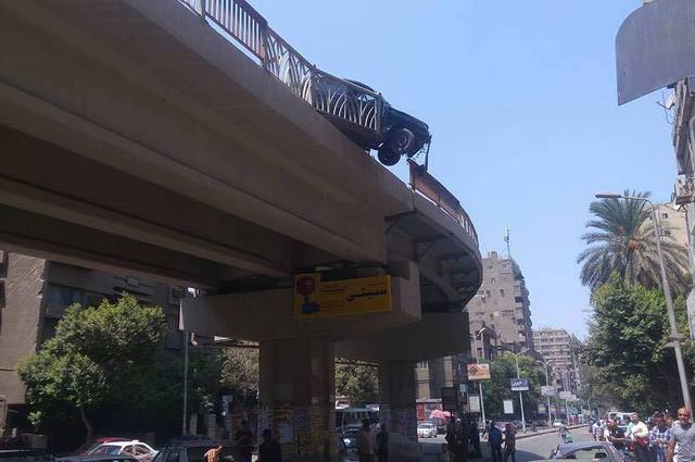 سقوط أجزاء من سور كوبري في أرض اللواء بسبب سيارة