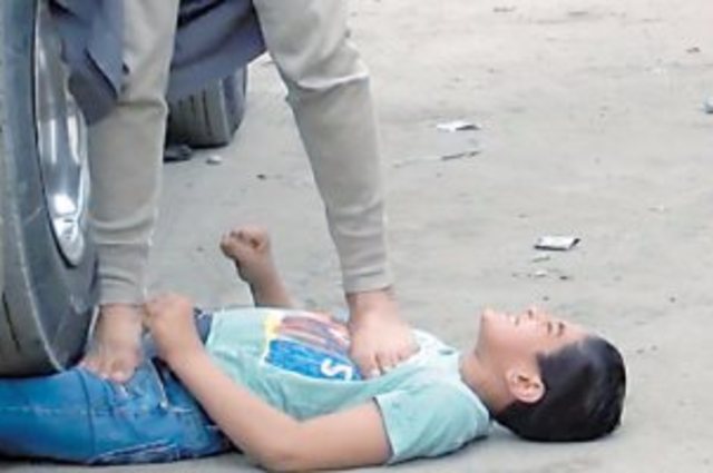 طفل مصري خارق جديد يتحمل دهس السيارات ويجرها بسهولة