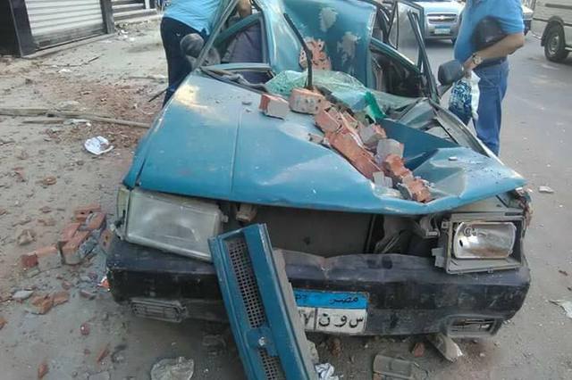 هدم لدور مخالف بعمارة سكنية يحطم سيارة في الاسكندرية