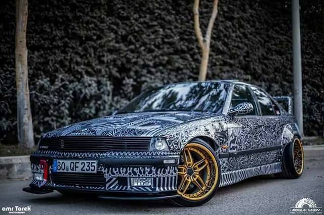 بالصور: سيارة مصرية مرسومة بالكامل بموهبة بارعة !!