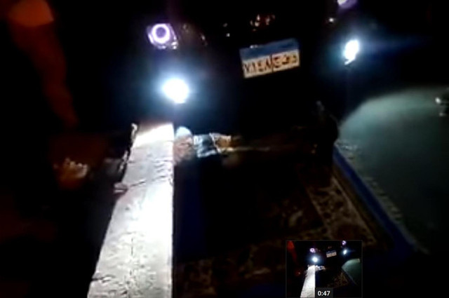 فيديو : مصري خارق يتحمل مرور سيارة فوق جسمه ويجر الأتوبيسات بشعر رأسه