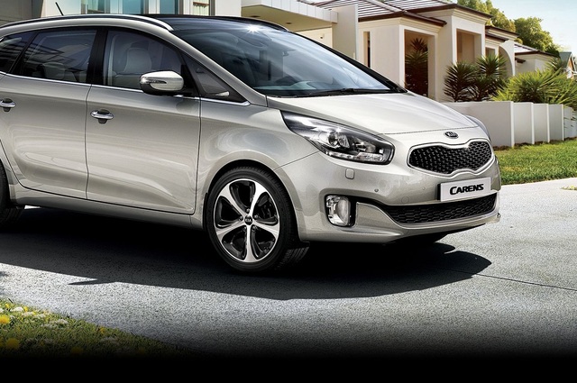 كيا كارينز تتفوق في فئة السيارات متعددة الاستخدامات 