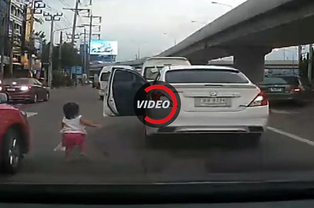 فيديو : طفل صغير ينجو بدون خدش بعد أن سقط من سيارة متحركة